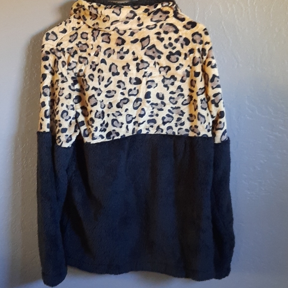Last 1 leopard animal print two-tone pullover top - Picture 8 of 9